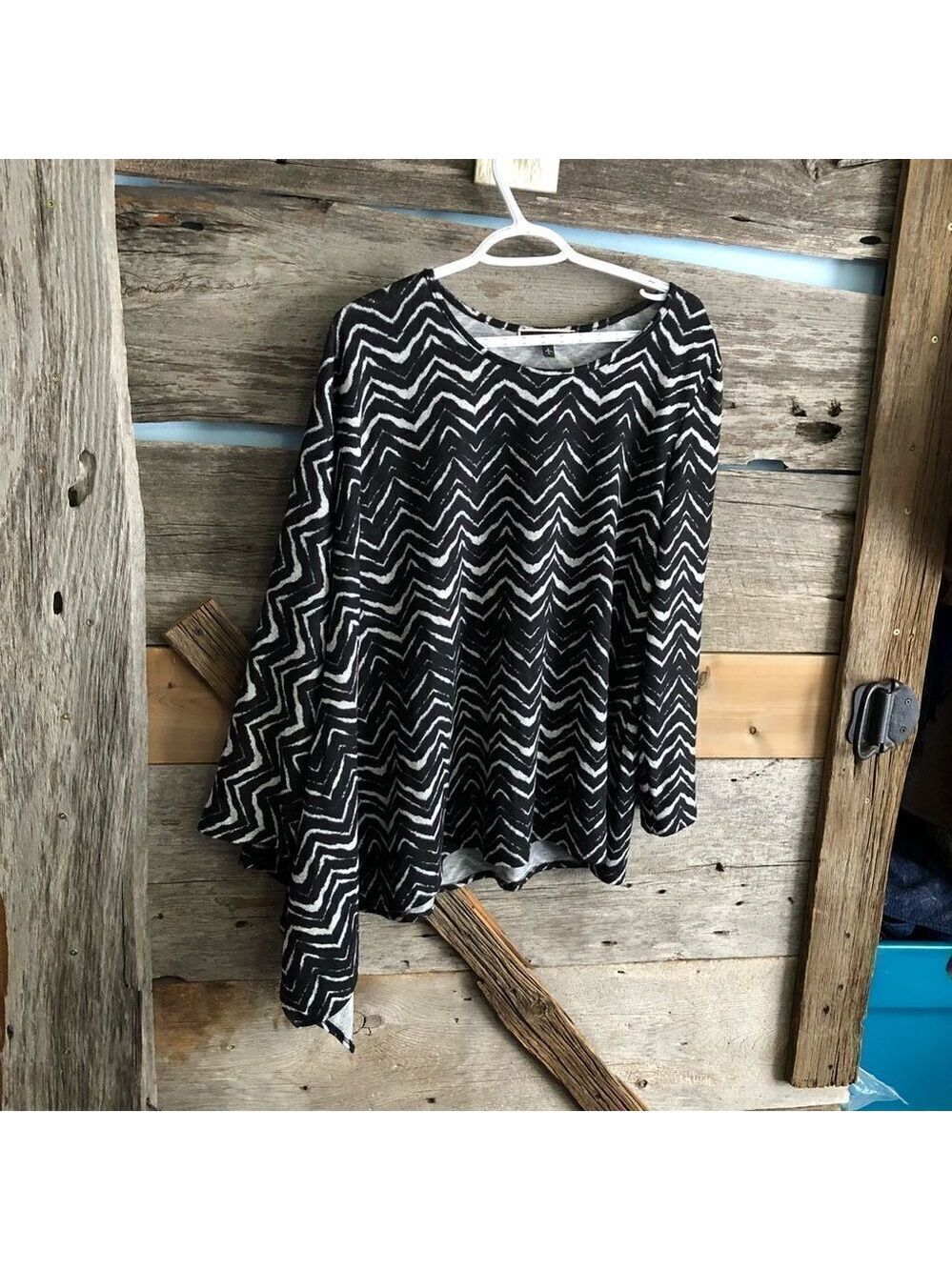 Melanie lyne size large poncho/Sweater, black/Grey one sleeve sweater